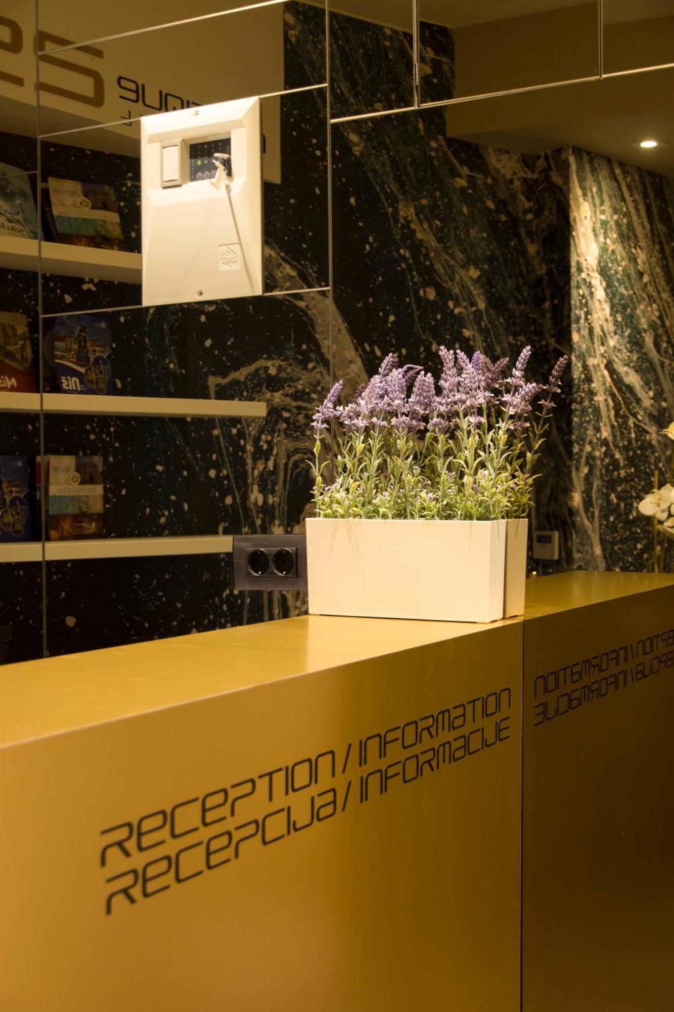 Boutique 25H By Eva Stay 018 Nis Bagian luar foto